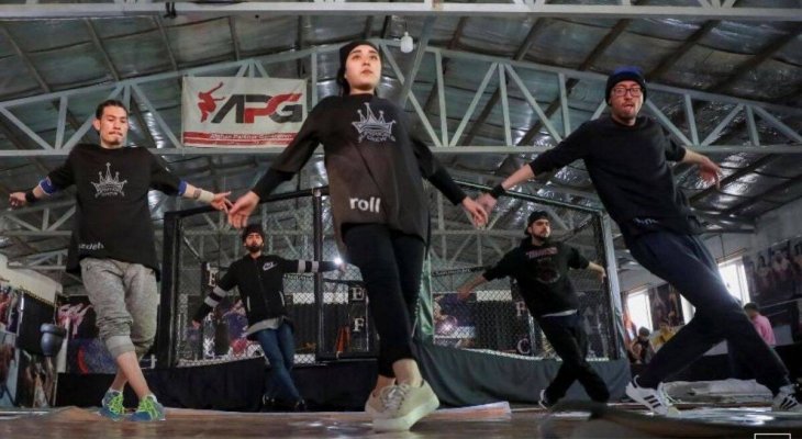 راقصة بريك دانس أفغانية تتحدى التهديدات: أريد أن أصبح نموذجا