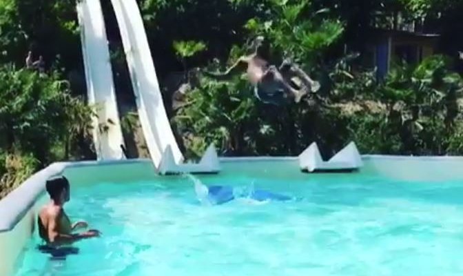 ماريو بالوتيلّي يقفز في حوض السباحة