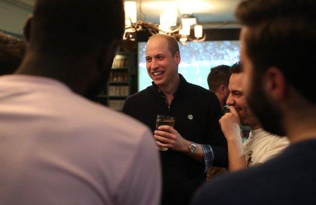 الأمير ويليام يفاجئ جماهير انكليز داخل حانة في لندن