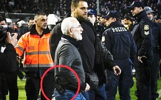 رئيس باوك اثينا يعتذر بعد الدخول الى الملعب حاملاً سلاحه 