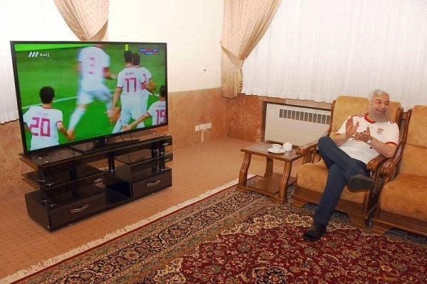 الرئيس الايراني بقميص منتخب بلاده خلال مباراة المغرب