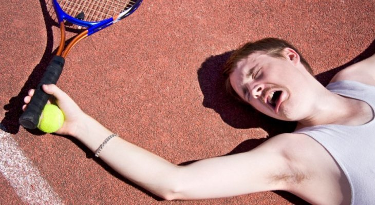 الإفراط في ممارسة السباحة ولعبة التنس يسبّب مشاكل في الكتف 