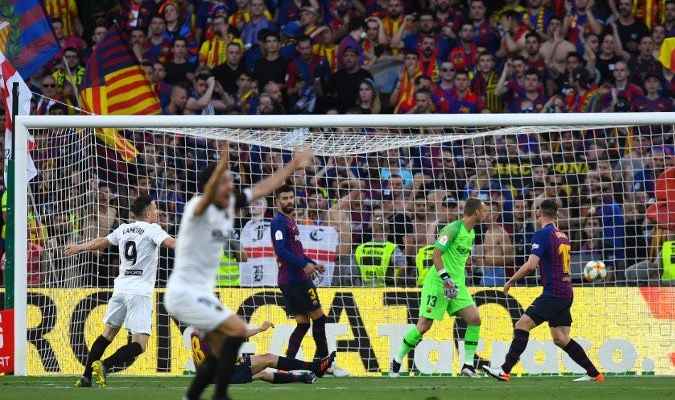 قرارات موفقة لحكم مباراة برشلونة وفالنسيا في نهائي كأس الملك