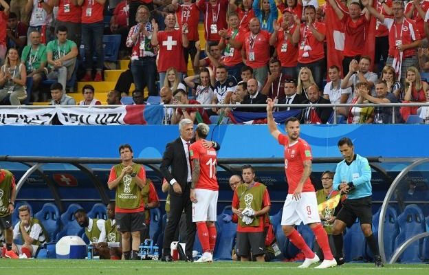 مدرب سويسرا مستمر في منصبه رغم الخروج من كأس العالم