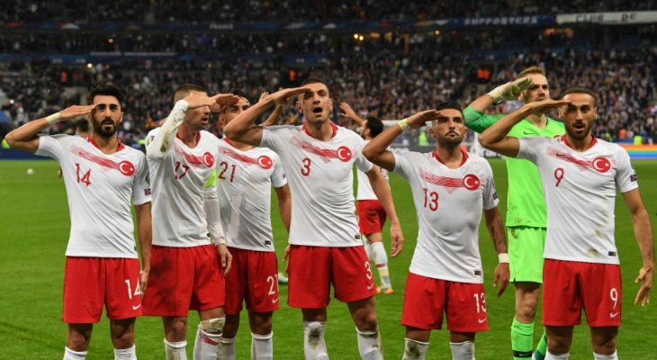 تصفيات كأس أوروبا 2020: لاعبو تركيا يحتفلون بالقاء التحية العسكرية 