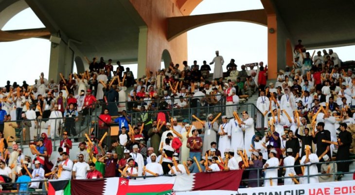مواطنو سلطنة عمان يحضرون بالآلاف في المدرجات لمؤازرة منتخب قطر