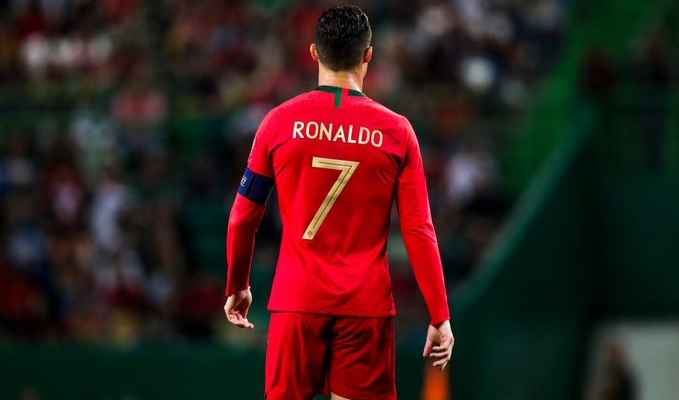 رونالدو يصارع كبار قائمة الهدافين في كرة القدم