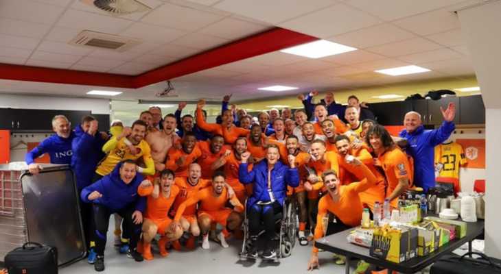 لاعبو هولندا يحتفلون في غرف الملابس مع فان غال