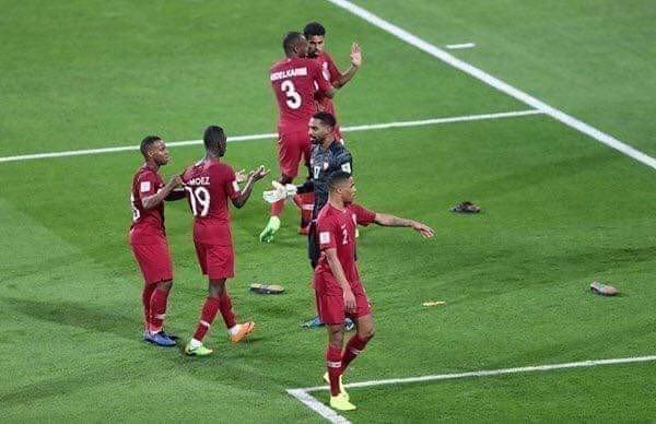 الاماراتيون يطلقون صافرات الاستهجان خلال النشيد الوطني القطري 