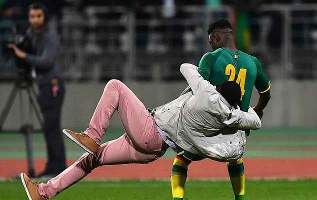 الجماهير تقتحم مباراة السنغال وساحل العاج