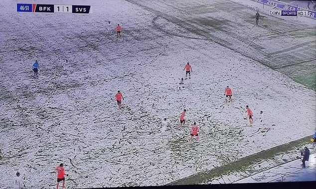 تساقط الثلوج في تركيا يؤدي الى اختفاء فريق عن ارض الملعب