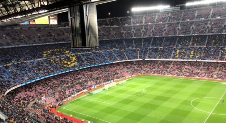 فيديو: اجزاء من سقف ملعب برشلونة تسقط على احد المشجعين