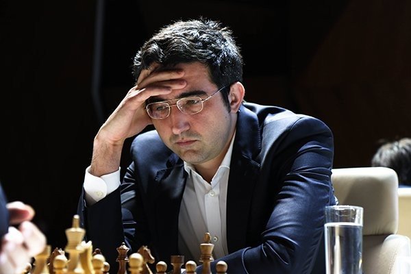 الروسي كرامنيك يعتزل منافسات الشطرنج