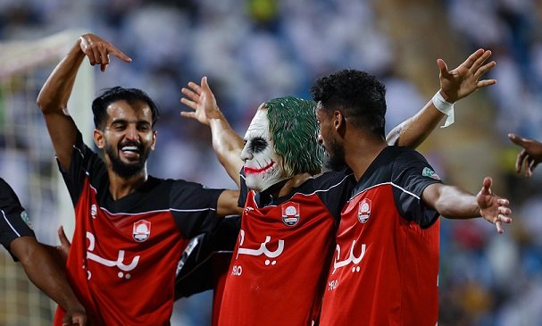 الدوري السعودي: فوز مثير للرائد على التعاون وتعادل ضمك والشباب