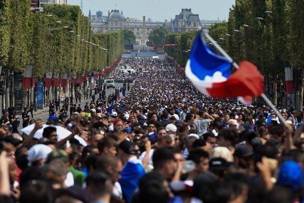 جماهير غفيرة تحتشد في شوارع فرنسا لاستقبال الديوك