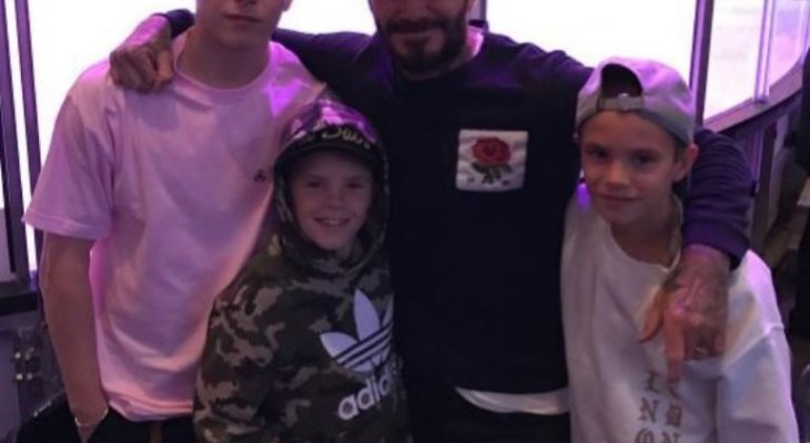 دايفيد بيكهام مع أبنائه في مباراة هوكي