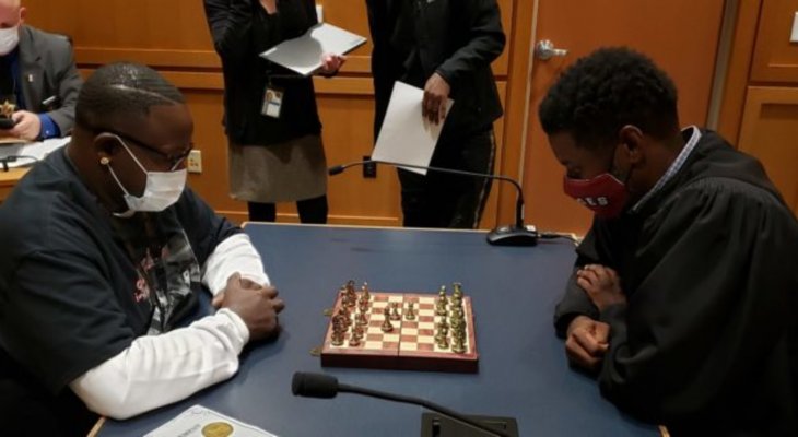قاض يتحدى المتهم في قاعة المحكمة لخوض مباراة شطرنج