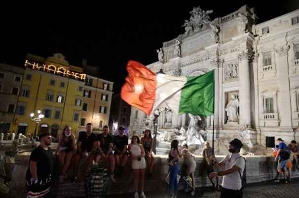 الجماهير الايطالية تحتفل بلقب يورو 2020 في الشوارع والساحات 