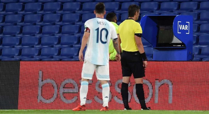 غضب ميسي ينهال على حكم مباراة الارجنتين وباراغواي