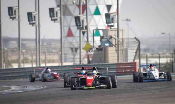 جوناثان أبردين يتوج ببطولة الفورمولا 4 في الإمارات