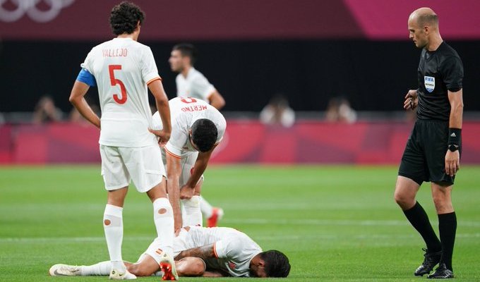 اصابة قاسية يتعرض لها سيبايوس في مباراة اسبانيا ومصر
