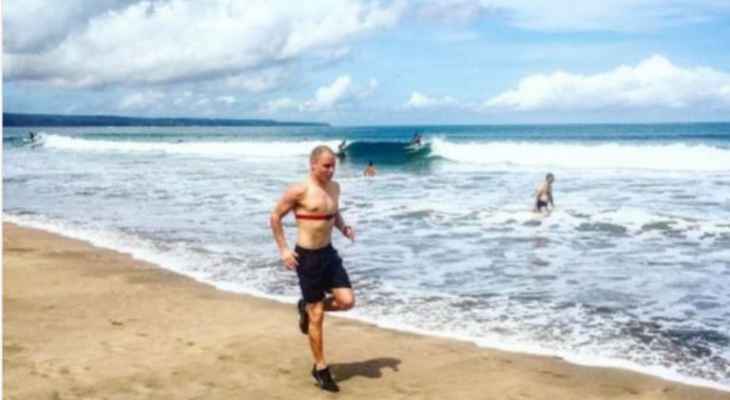 فالتيري بوتاس يركض على الشاطئ