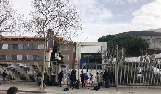 شرطة كتالونيا تقطع الاتصالات عن مكاتب برشلونة وتفتش سيارات المحتجزين 