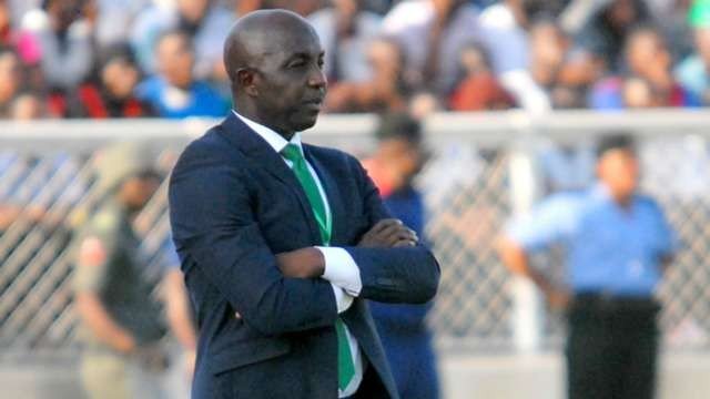 الفيفا يوقف مدرب نيجيريا السابق بسبب التلاعب بنتائج مباريات