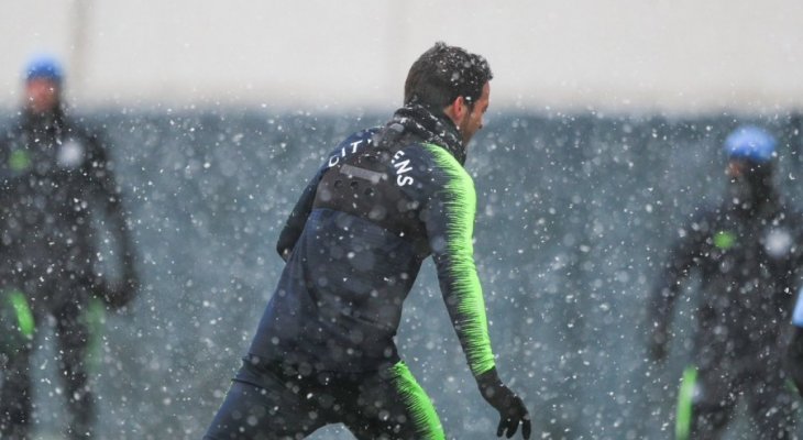 دافيد سيلفا يخوض التدريبات تحت الثلوج