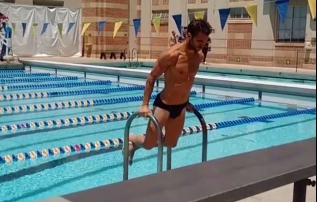 سيسك فابريغاس يُمارس التمارين الرياضية في حوض السباحة