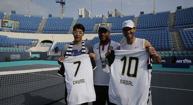 المصنف الأول عالمياً رافاييل نادال وهيون تشانغ يتواجهان في مباراة ودية لتنس القدم في أبوظبي 