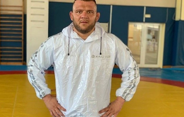 كورونا يخطف بطل المصارعة البلغاري نيكولاي شتيريف