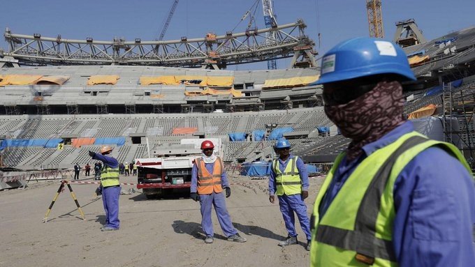 كورونا يتغلغل بين عمال بناء الملاعب في قطر