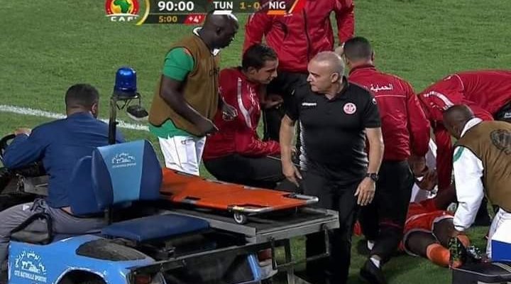 فيديو: طبيب منتخب تونس ينقذ لاعبا الخصم من الموت