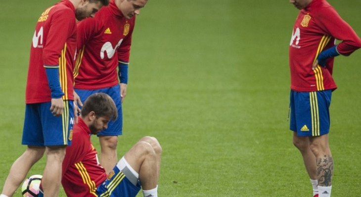 بيكيه يتعرض لاصابة في الكاحل  اثناء تدريبات المنتخب الاسباني 