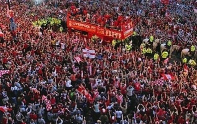لاعب مانشستر يونايتد ينشر صورة لمسيرة جماهير ليفربول