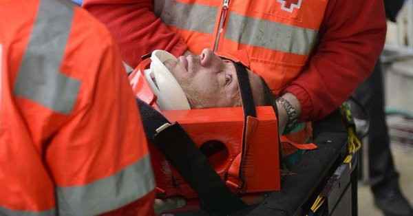 مدافع ديبورتيفو ألافيس ينقل الى المستشفى اثناء المباراة امام ايبار 