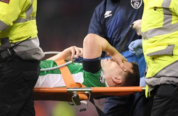 اصابة مروعة يتعرض لها مدافع ايرلندا بعد تدخل لاعب ويلز الخطر ! 