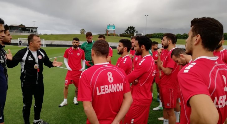 لاعبو واداريو منتخب لبنان يتقدمون بالعزاء لنادي الاجتماعي واهل اللاعب علي عثمان 