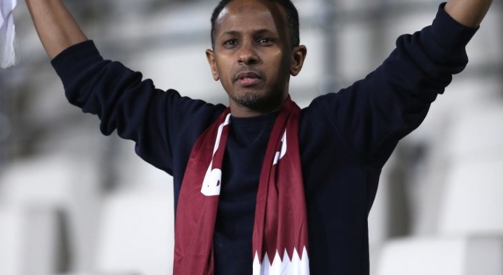 مشجع قطري وحيد يحضر في مدرجات العراق وقطر 