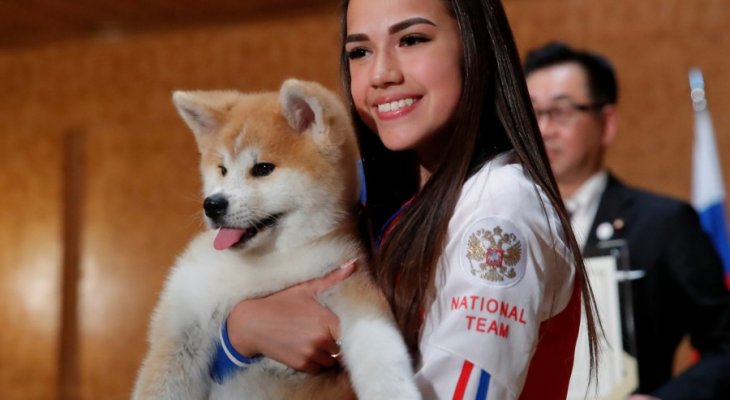 هدية كلب نادر إلى بطلة اولمبية روسية أمام أنظار رئيس الحكومة اليابانية