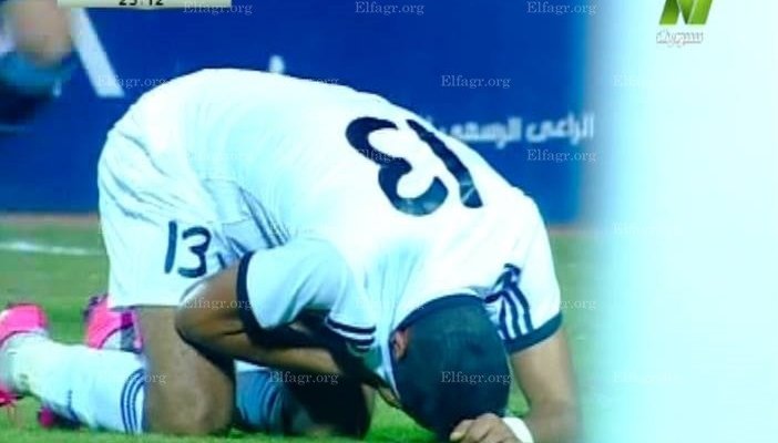 لحظة اختناق لاعبي مصر وليبيا بالغاز