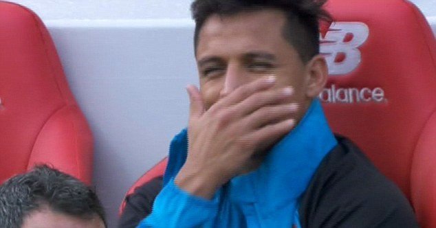 الكسيس سانشيز مبتسماً على مقاعد بدلاء ارسنال في الخسارة امام ليفربول