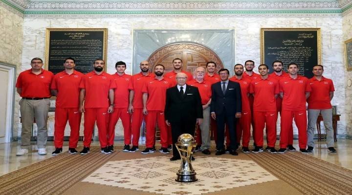 رئيس جمهورية تونس يستقبل أبطال السلة