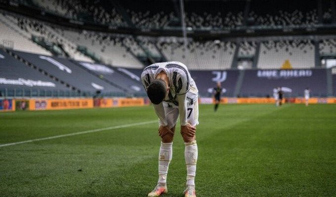 رونالدو يرمي قميصه على الارض بعد نهاية مباراة يوفنتوس وجنوى 