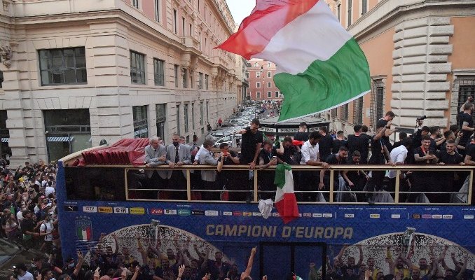 احتفالات مقتضبة لمنتخب ايطاليا في شوارع روما