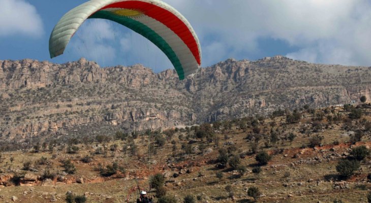 مولعون بالرياضات الهوائية يحلّقون فوق جبال إقليم كردستان العراق 