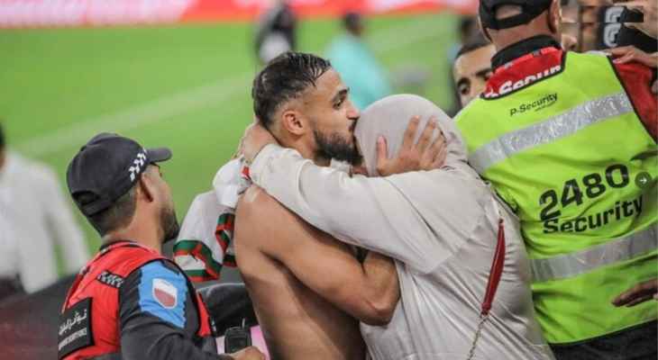 لاعبو المغرب يحتفلون مع امهاتهم بعد الفوز على كندا