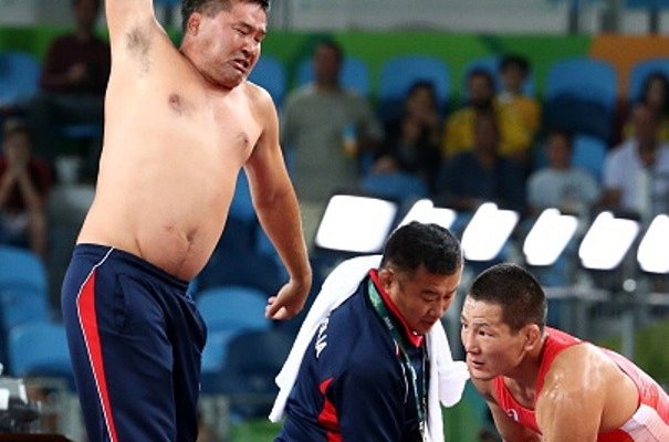 مدرب منغوليا للمصارعة يعترض على قرار الحكم بخلع ثيابه في اولمبياد ريو