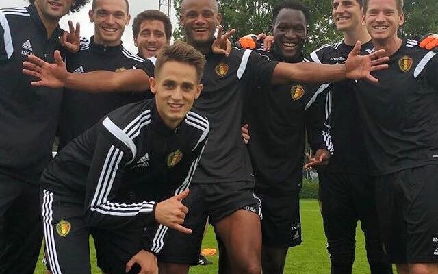 فيلايني مع زملائه في المنتخب البلجيكي 